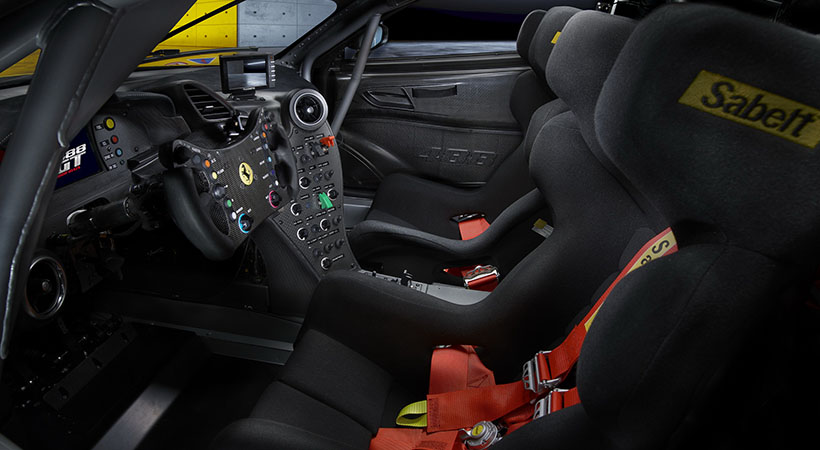 Dos asientos ocupan la cabina junto con un sistema V-Box y telemetría de Bosch además de cámara HD. Foto: Ferrari