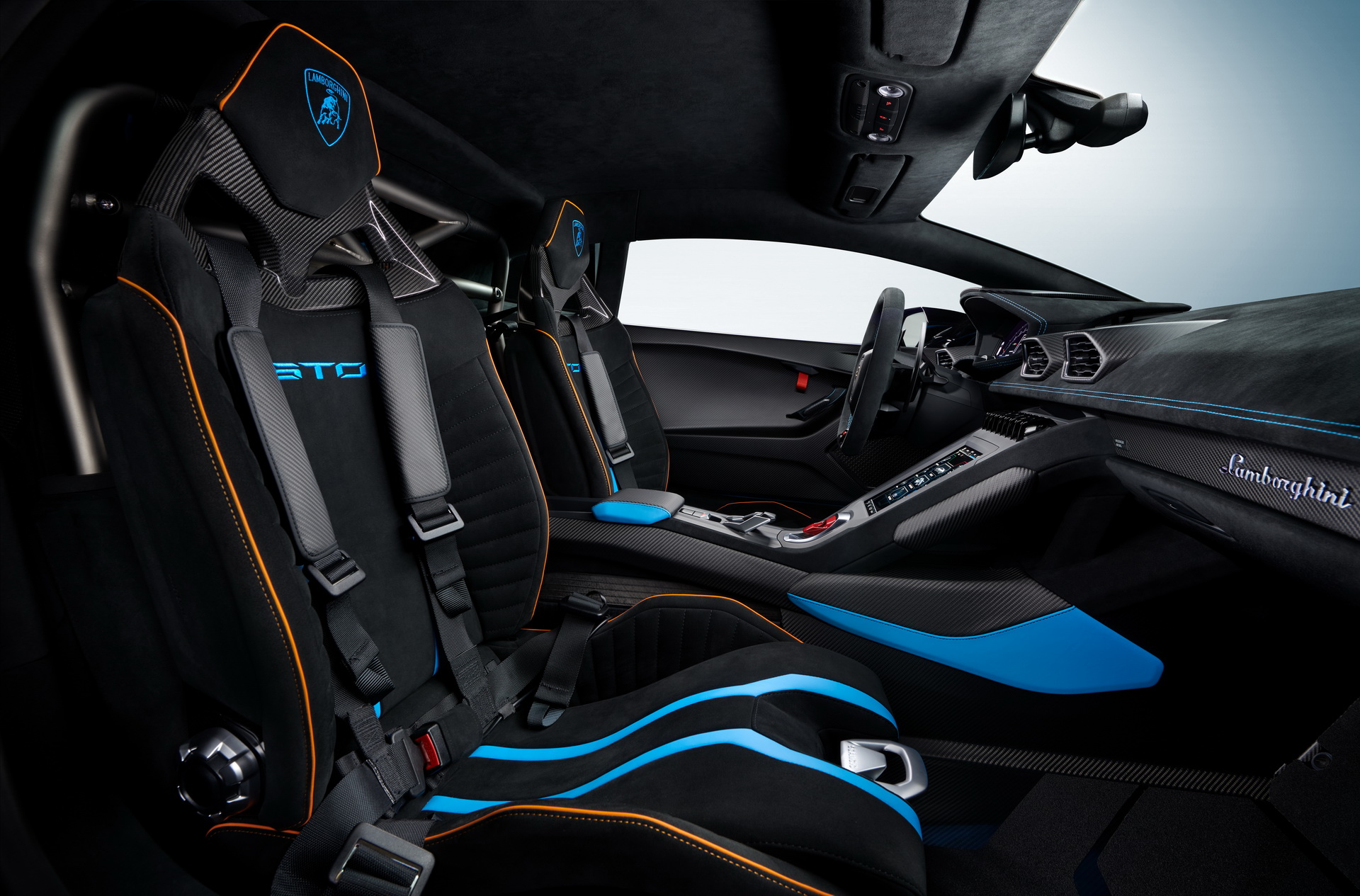 El interior cuenta con varios elementos en fibra de carbono y tapicería en Alcantara con Lamborghini Carbonskin. Foto: Lamborghini