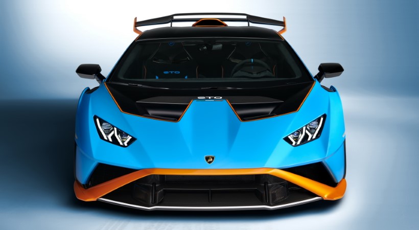 El cofre delantero es de una pieza y está conformado por el paragolpes y defensas laterales. Foto: Lamborghini