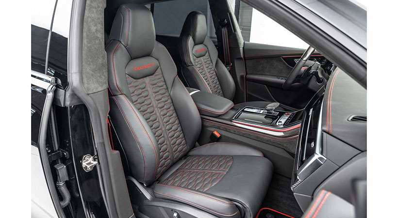 En el interior destaca la tapicería de cuero negro con puntadas contrastantes. Foto: Mnasory