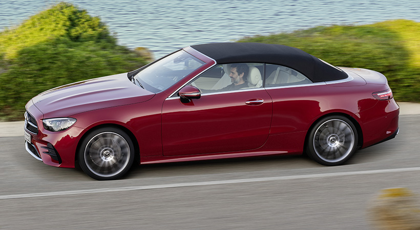 Se ha añadido una capota de lona insonorizada formada por varias capas de aislamiento térmico que permite viajar cómodamente a cuatro pasajeros. Foto: Mercedes-Benz