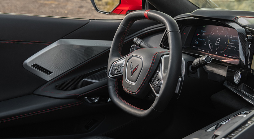 El volante tiene base plana al estilo de los coches de competencia. Foto: Chevrolet