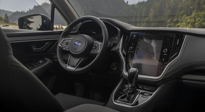 En ambas filas de asientos encontramos espacio para apoyar bebidas, áreas en las puertas para colocar objetos y entre los asientos delanteros, una pequeña zona con tapa que funciona como apoyabrazos. Foto: Subaru