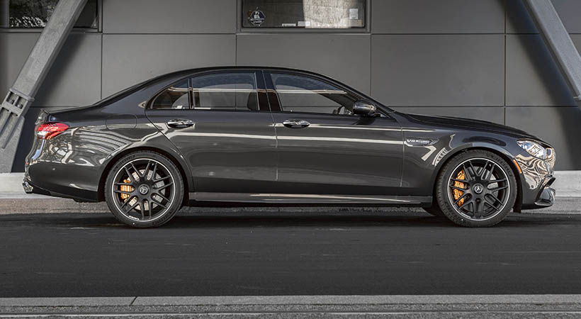 Las líneas de este modelo son más deportivas, acentuadas por el kit aerodinámicos. Foto: Mercedes-Benz