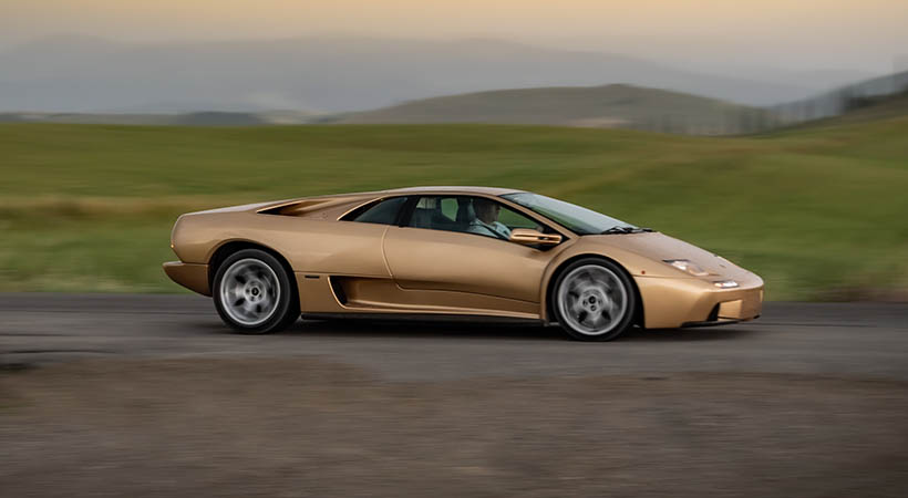 La obsesión por ahorrar peso y ofrecer altas prestaciones llevó  a sus diseñadores a omitir equipamiento como el reproductor de CD (únicamente incluía una radio con las funciones más básicas), elevadores de cristales eléctricos e incluso asientos ajustables. Foto: Lamborghini