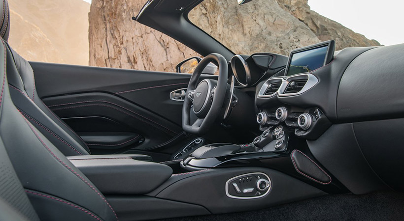 El interior es elegante y similar al del modelo coupe. Foto: Aston Martin