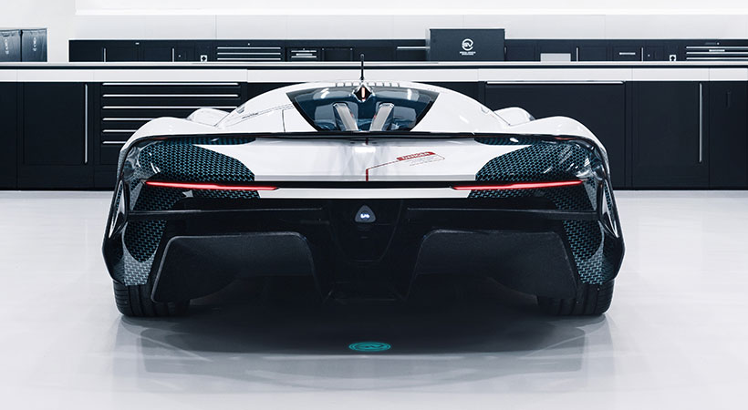 El alerón desplegable de la parre posterior inspirado en el XJR-14 dispone de una sección fija central en combinación con dos secciones móviles. Foto: Jaguar