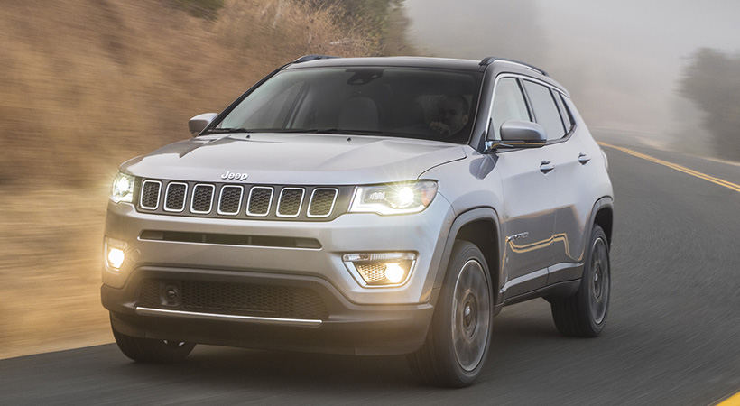 este modelo me ofrece sistemas como sensores para asistencia en maniobras de estacionamiento, alerta de tráfico en punto ciego, alerta de tráfico posterior cruzado, control crucero adaptativo, techo panorámico y conector de 115 voltios, entre otros elementos. Foto: Jeep