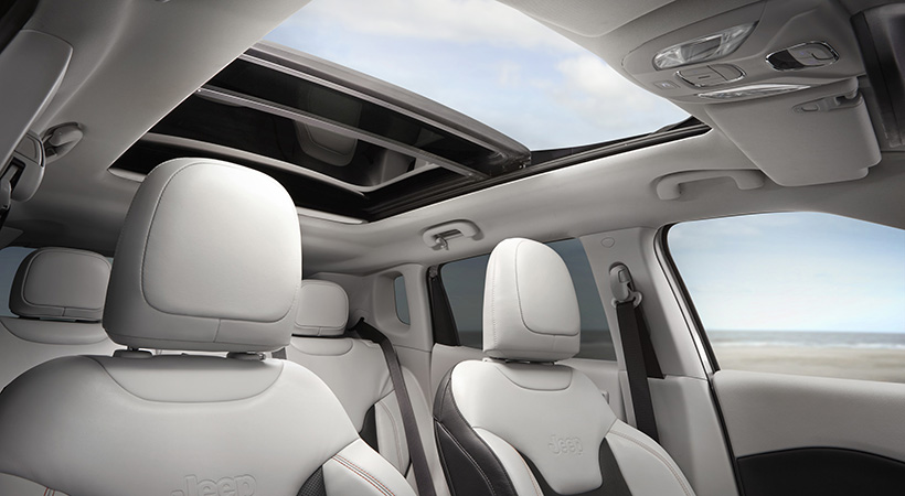 Siendo un Jeep, podemos esperar también un techo alto, lo que permite que haya “aire” sobre nuestras cabezas y que la experiencia de manejo sea una en la que se respire libertad. Foto: Jeep