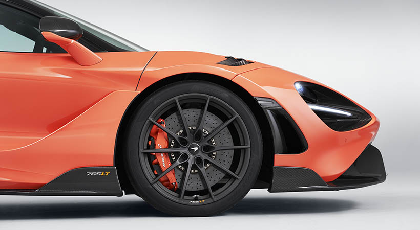 El 765 LT utiliza discos cerámicos con pinzas de freno prestadas por el McLaren Senna y tecnología de enfriamiento de pinza que deriva directamente de la Fórmula 1