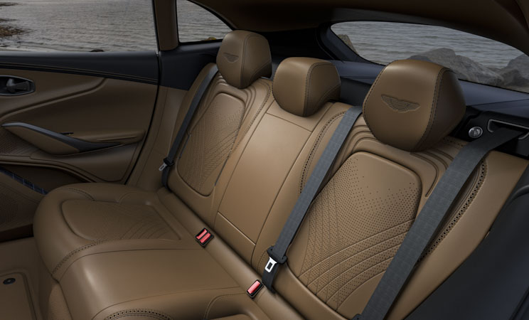 En el interior están disponibles los acabados Obsidian Monotone, que recubre todo de cuero negro o Cooper Tan Metallic/Obsidian Duotone, que recubre la tapicería en tonos cafés y negros. Foto: Aston Martin 