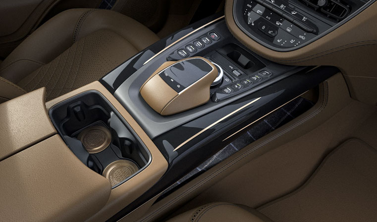 Los detalles de color cobre abundan en el interior. Foto: Aston Martin