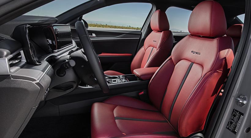 En el habitáculo nos encontramos con equipamiento digno de un auto premium, que incluye asientos tapizados en cuero y tela exclusivos de la edición GT-Line. Foto: KIA
