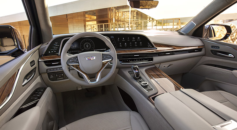 El interior cuenta con los característicos detalles de lujo, además, claro, de la pantalla OLED de 38 pulgadas. Foto: Cadillac