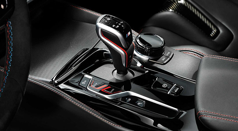 En el interior, además de la tapicería de cuero, destacan las puntadas contrastantes en rojo. Foto: BMW 