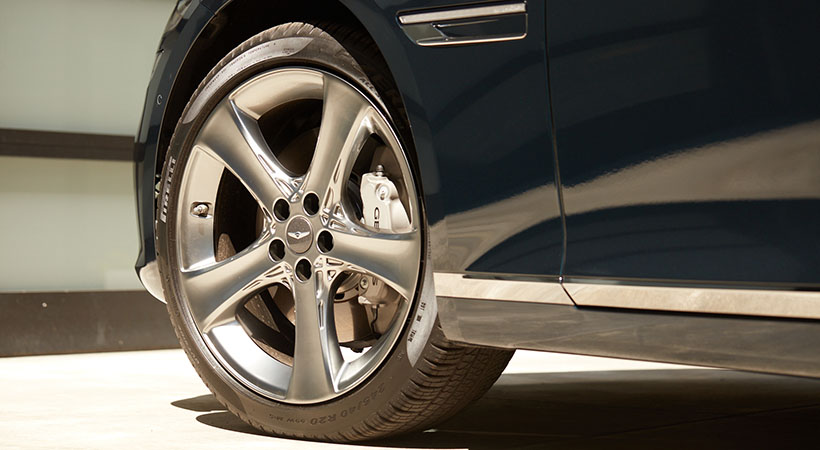 Ese look calmo, contrasta de forma elegante con unas líneas un poco más “agresivas” que refuerzan el parachoques posterior. Los rines son de 20 pulgadas y los toques cromados hacen que resalte el diseño. Foto: Genesis