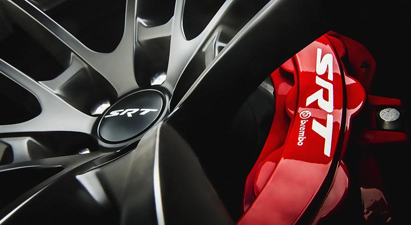 El Dodge Charger SRT Hellcat Redeye incluye de serie frenos de alto desempeño Brembo, con con rotores de 15.7 pulgadas al frente y cálipers de seis pistones. Foto: Dodge .