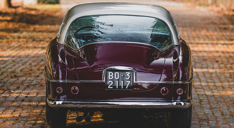El medallón trasero envolvente recuerda aquel del Chevrolet Corvette Stingray. Foto: RM Sotheby's