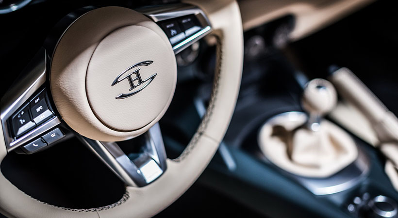Aunque el interior del auto mantiene muchos elementos del Miata, está personalizado lo suficiente para distinguirse. Foto: Hurtan