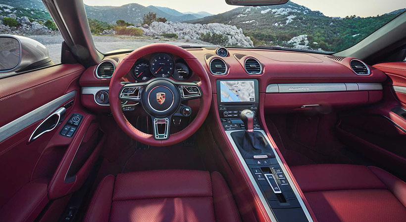 Dentro del auto predomina el color rojo, pero en caso de que no te guste lo llamativo, lo puedes cambiar por negro. Foto: Porsche