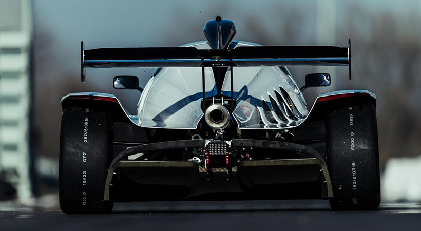 El alerón trasero que ahora es más ancho aumenta la carga aerodinámica pero también reduce el arrastre. Foto: Praga Cars