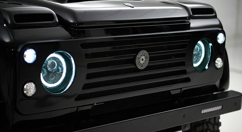 En el frente el emblema original fue sustituido por el del preparador europeo. Foto: Ares Design