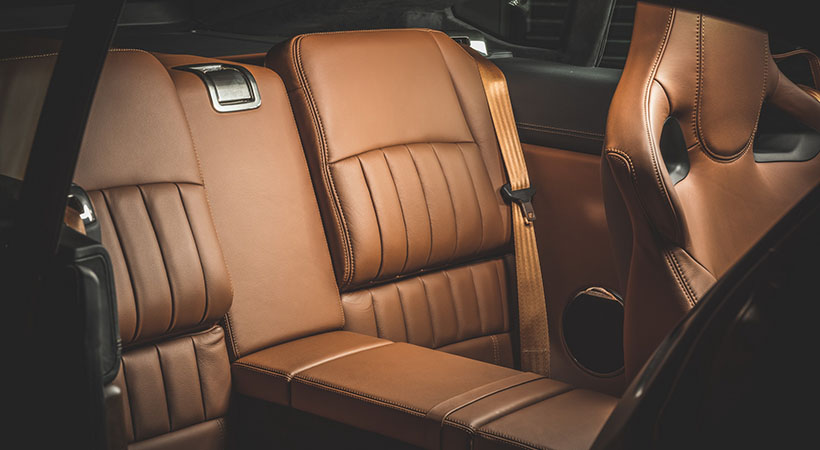 Detrás de los asientos se encuentra una banca para picnics que surge de la cajuela y esconde un set de Gin & Tonic. Foto: DBA