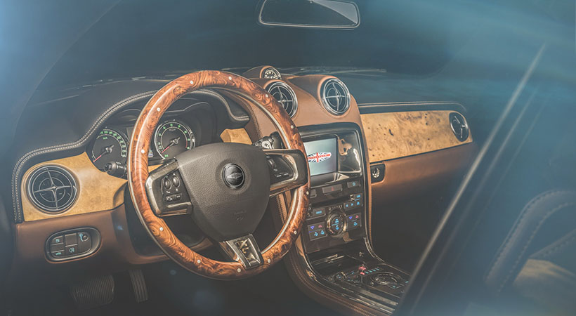 Piel Tabak es la encargada de forrar la mayoría del interior del DBA Speedback GT, el cual también cuenta con toques de madera Elm Burr tratada a mano. Foto: DBA