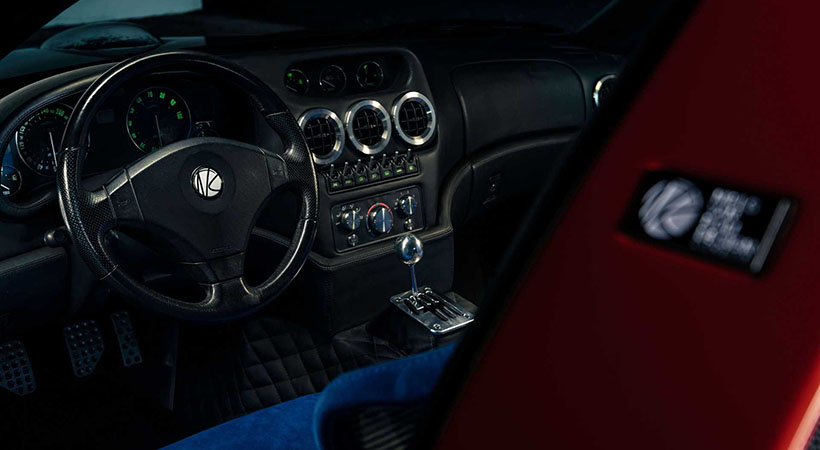 El interior del auto también ha sido modificado para asemejar al Ferrari en el que está inspirado. Foto: NVRD