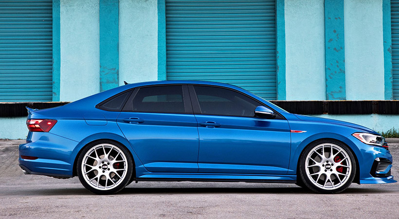 Este modelo rueda sobre un juego de rines BBS CH-R de 20 pulgadas con neumáticos Continental ExtremeContact 235/35. Foto: Volkswagen