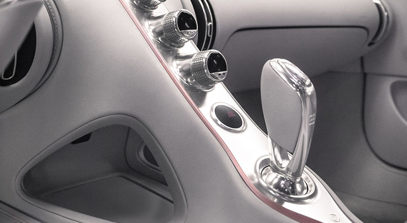 El interior cuenta con piel y Alcantara en un tono especial así como toques y costuras contrastantes en rosa. Foto: Bugatti