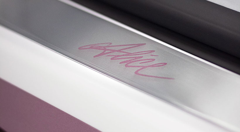 La leyenda y logo Alice también están presentes en los apoya pies de las puertas, dando la bienvenida a la dueña. Foto: Bugatti