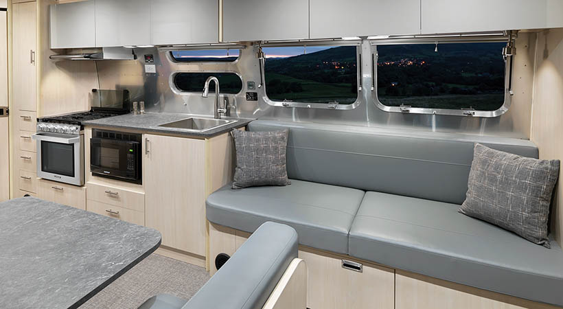 En su interior, este camper ofrece muchas utilidades clásicas como una cama queen size, varios sillones y asientos. Foto: Airstream