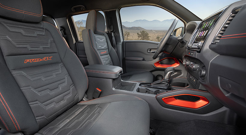 Los interiores de la versión Pro-4X  cuentan con tapicería de cuero y costuras contrastantes en rojo. Foto: Nissan