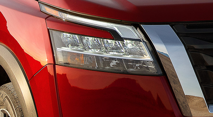 A frente destaca la iluminación LED en forma de C, que incluye iluminación diurna. Foto: Nissan 