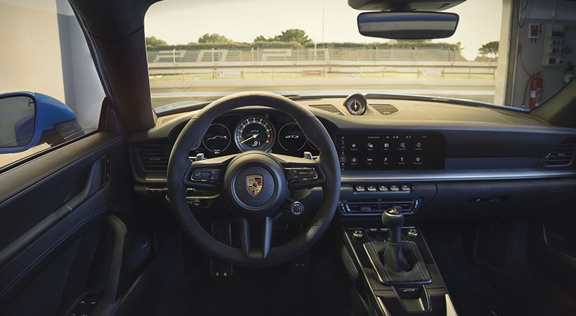 Al interior del Porsche encontrarás un volante exclusivo para el modelo forrado en Race-Tex y con botones multifuncionales. Foto: Porsche