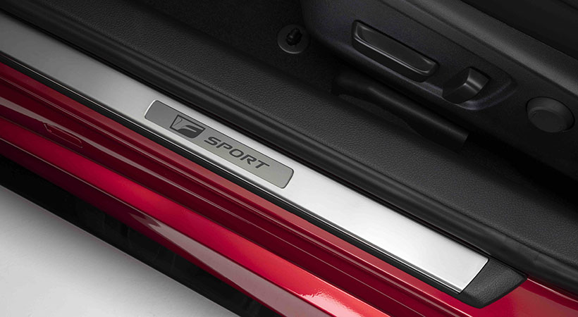 En las puertas encontramos placas metálicas exclusivas de esta versión. Foto: Lexus