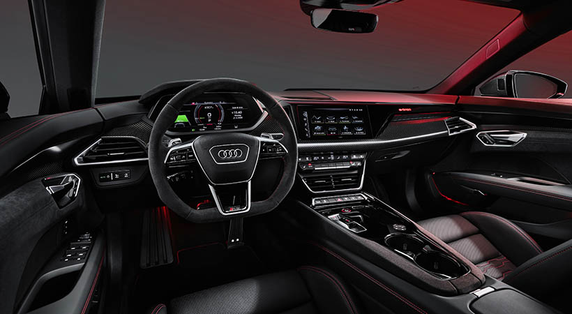 Dos grandes pantallas, de 12,3 pulgadas detrás del volante deportivo con la parte inferior del aro achatada, y de 10,1 pulgadas para el sistema de información y entretenimiento, con resolución Full HD. Foto: Audi
