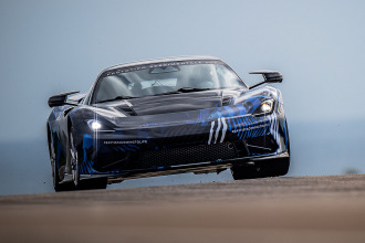 Nick Heidfeld exprime el poder del Pininfarina Battista en Nardò