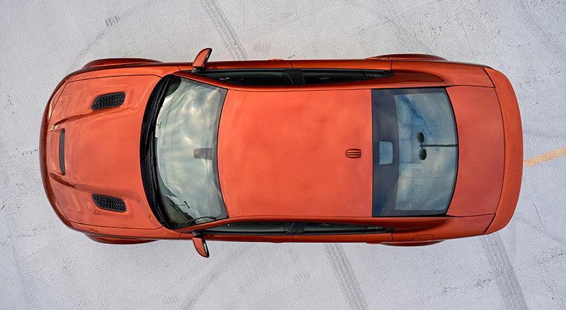 Visto desde arriba se aprecia mucho mejor la carrocería ancha de este sedán. Foto: Dodge