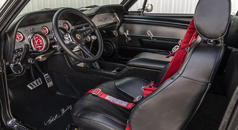 Dentro del auto encontrarás un techo de Alcantara, asientos ProCar forrados en piel, sistema de audio Kicker, y sistema de infotenimiento Kenwood. Foto: CR