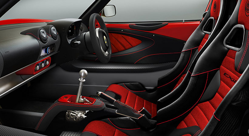 El interior se sigue manteniendo básico con toques deportivos y algunos de lujo que caracterizan al auto. Foto: Lotus