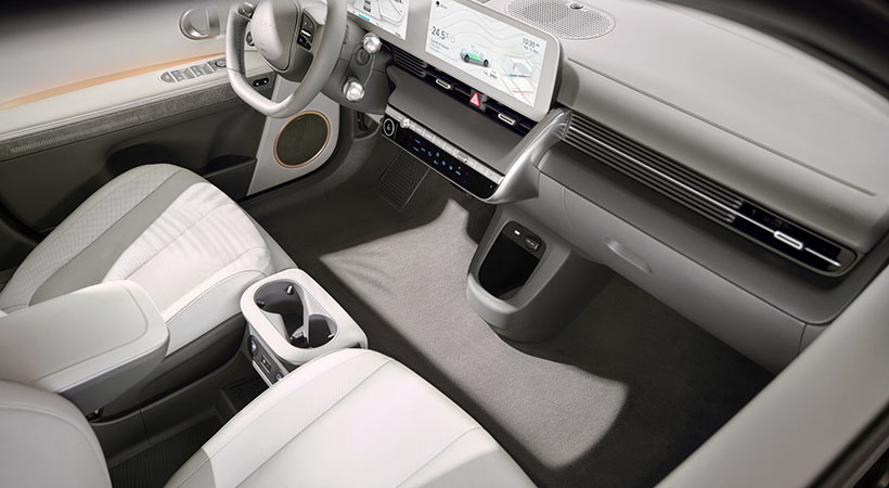 Materiales sustentables, pantallas, y un volante con fondo plano son los protagonistas en el interior del Ioniq 5. Foto: Hyundai