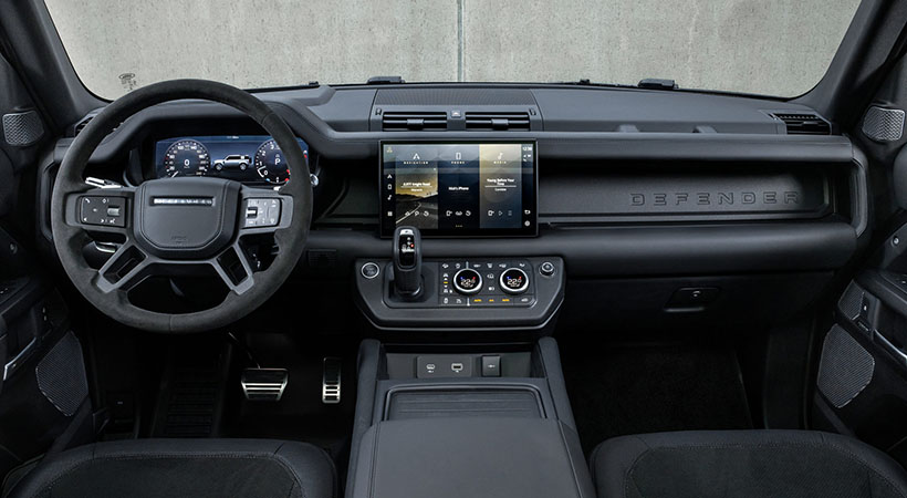 La cabina de la nueva Defender cuenta con piel Ebony Windsor con acentos el gamuza y Robustec así como Alcantara en el volante. Foto: Land Rover