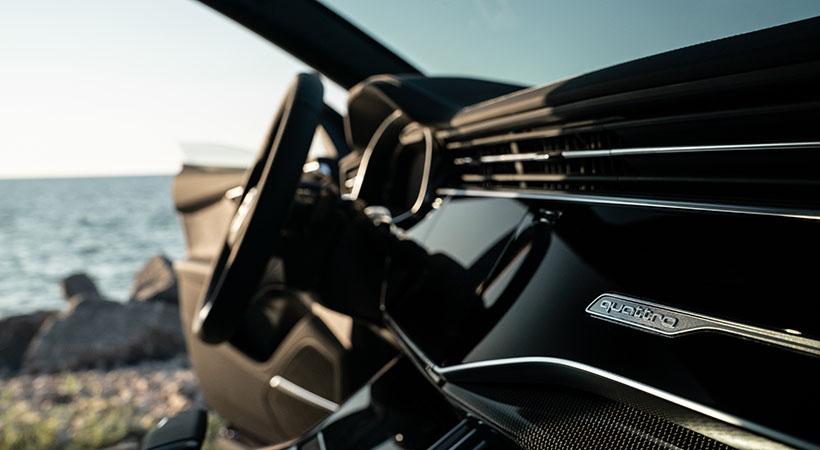 En el interior destaca la tapicería de cuero y los detalles en fibra de carbono. Foto: Audi