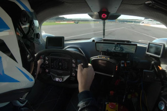 El presidente de Aston Martin se pone al volante del AM Valkyrie