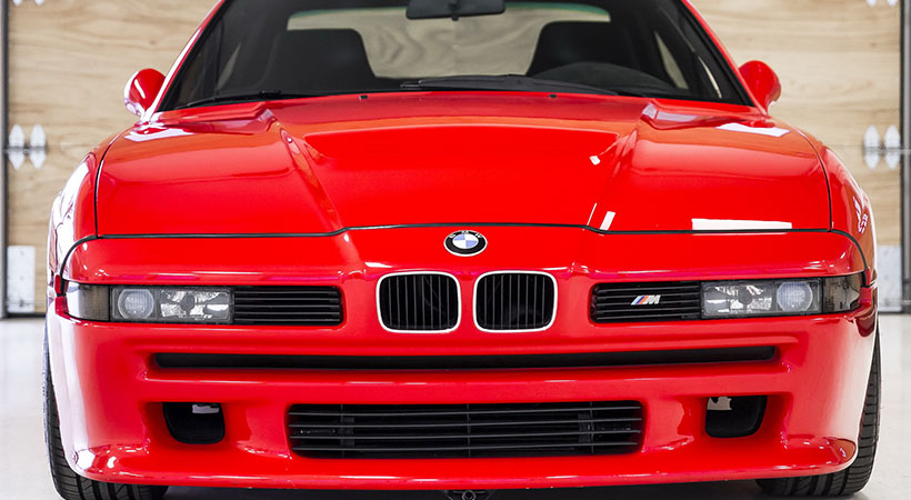 Un V12 6.0 litros que produce 640 hp se encuentra debajo del cofre pero encima de superautos de la misma época. Foto: BMW