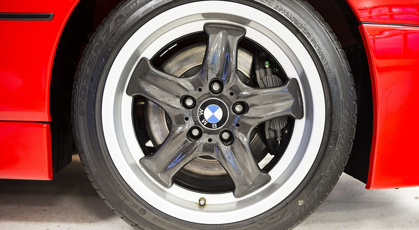 Los rines con partes hechas de fibra de carbono fue algo que no vimos llegar a autos de producción hasta hace pocos años. Foto: BMW