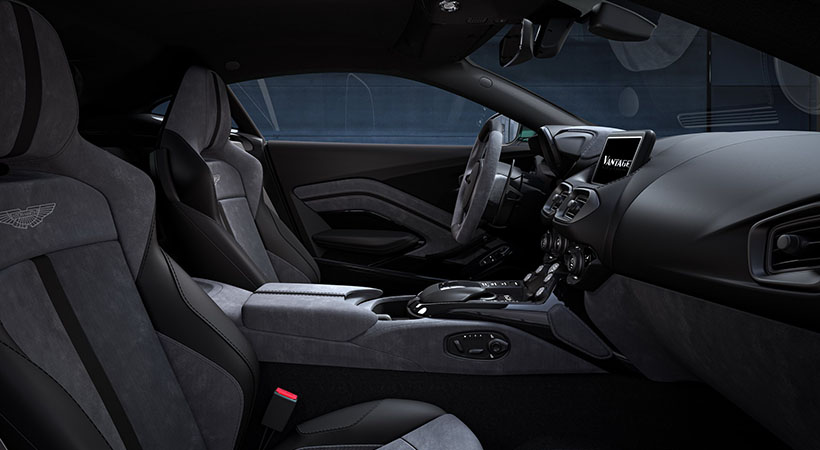El interior del auto se mantiene relativamente igual al de la versión normal, con pequeños detalles que resaltan la edición. Foto: Aston Martin