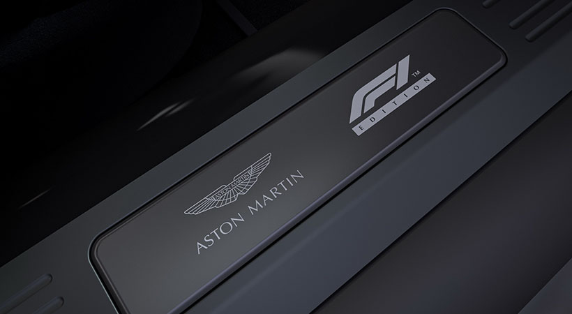 Una placa en los apoya pies muestra hace referencia al regreso de la marca a la F1 que inspiró esta edición. Foto: Aston Martin